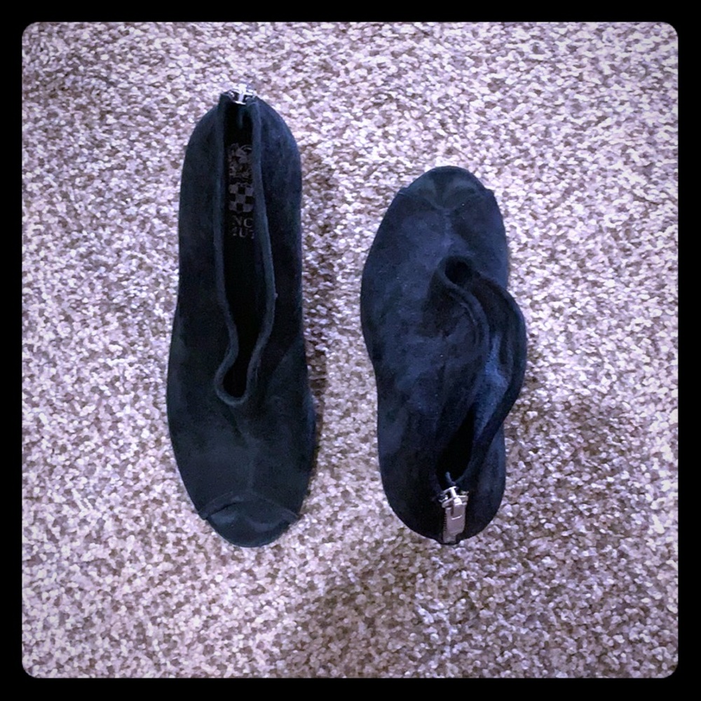 Black suede Vince Camuto Heels